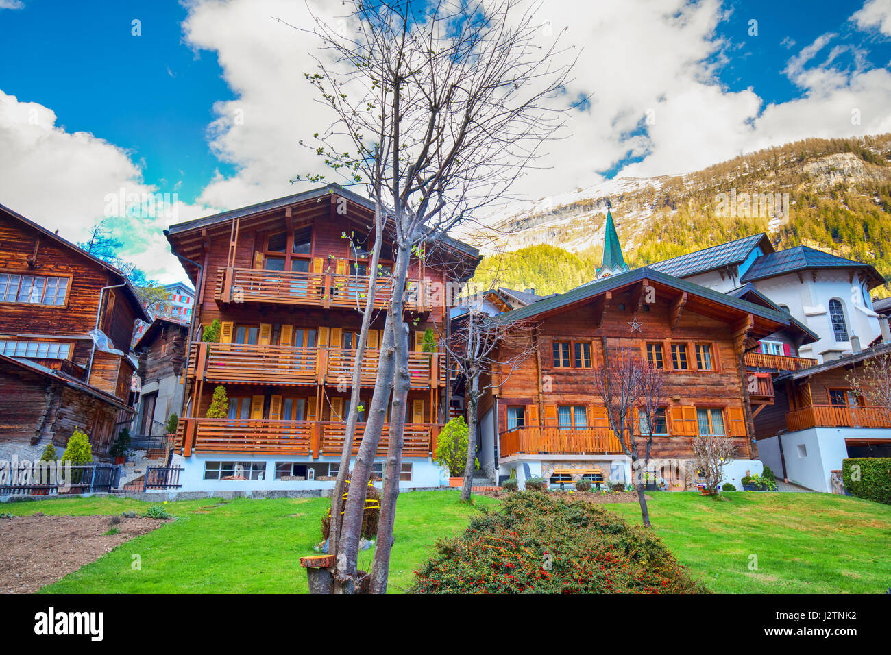 Aldea Leucurbad con impresionantes Alpes Suizos, cantón de Valais, Suiza Foto de stock