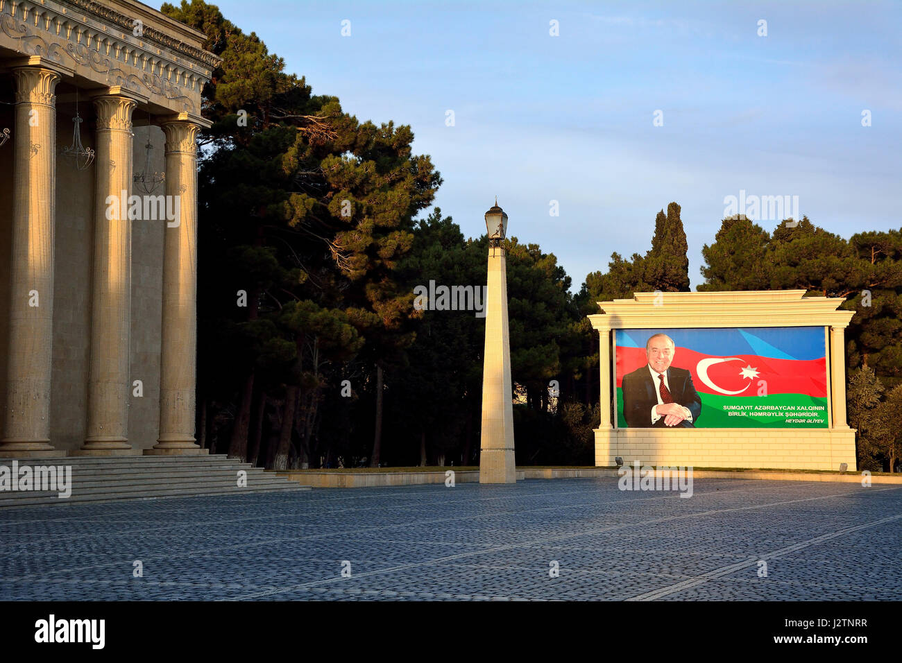 Heydar Aliyev en frente de la bandera de Azerbaiyán en un póster. Fotografía del ex Presidente de Azerbaiyán muestra en la Plaza de la ciudad, en el norte de la ciudad de Baku Foto de stock