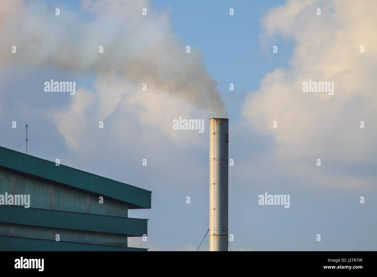 La planta industrial de fábrica con chimeneas de fumar en sky Foto de stock