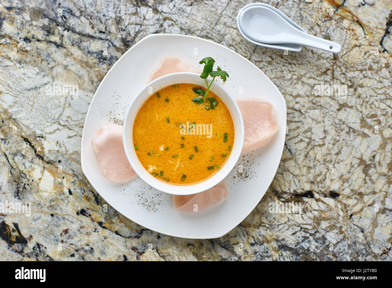 Crema de sopa de cangrejo sobre fondo de mármol Foto de stock