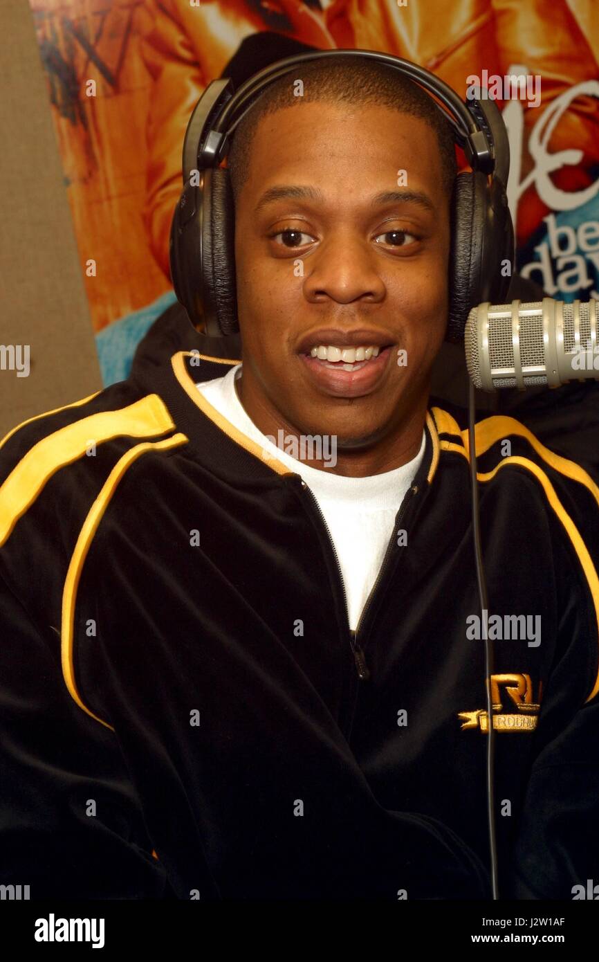 Jay-Z durante una entrevista de radio para Energía 99 FM en Philadelphia,  PA. El 13 de noviembre de 2002. © Scott Weiner /MediaPunch Fotografía de  stock - Alamy