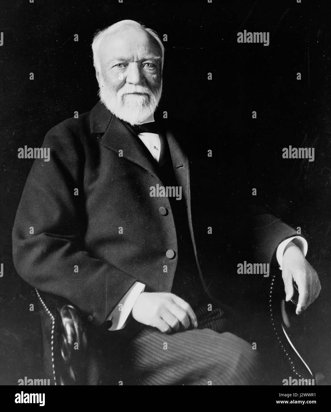 Andrew Carnegie, de tres cuartos de longitud vertical, sentado, mirando ligeramente a la izquierda, 1913 Foto de stock