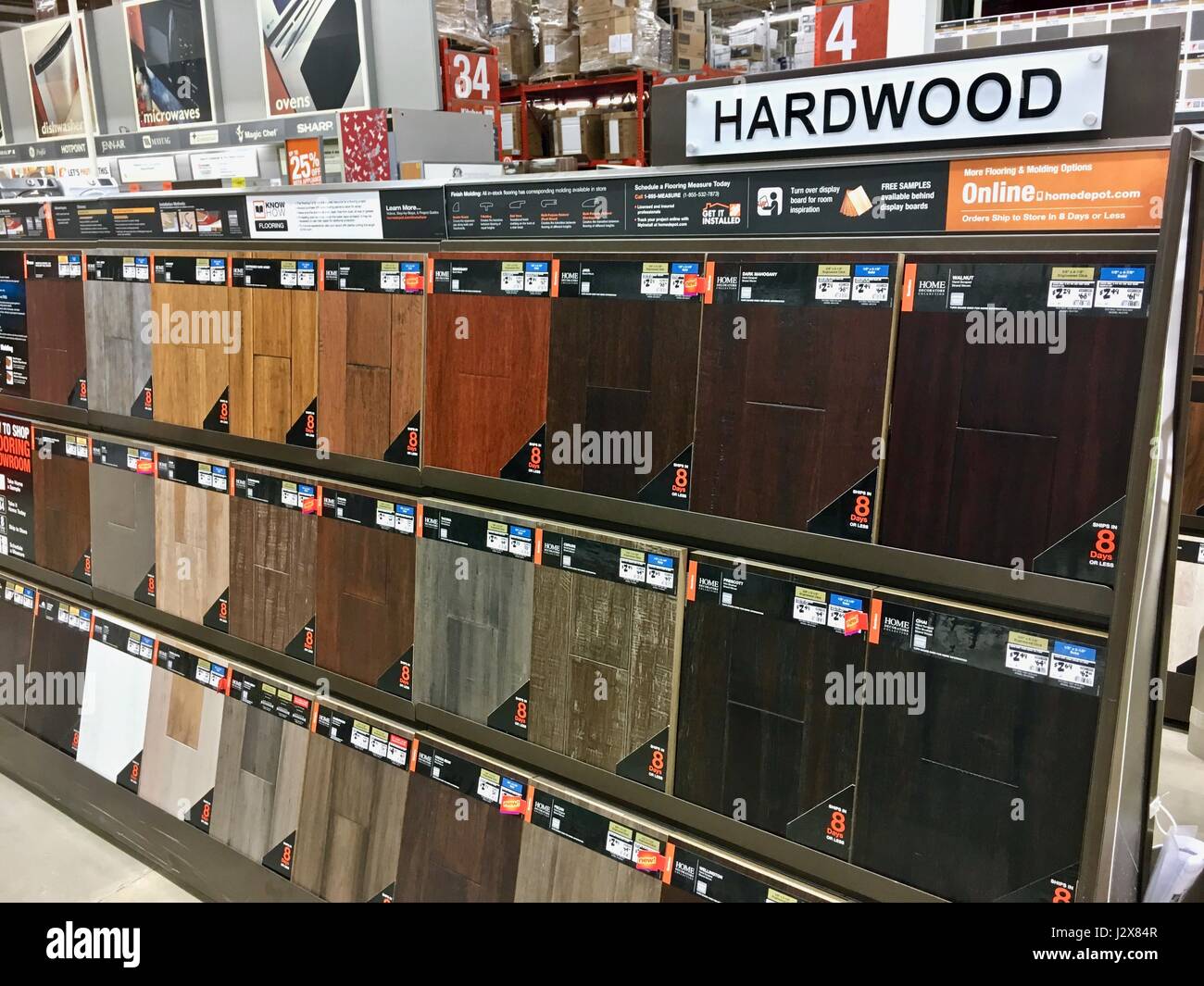 Selección de piso de madera dura en el Home Depot Fotografía de stock