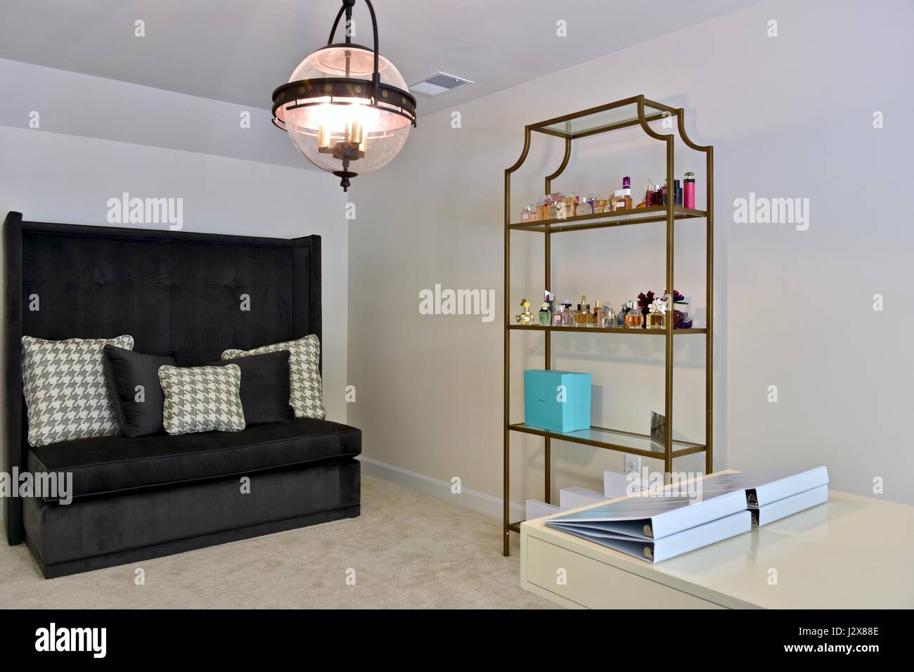 Tall sofa bench fotografías e imágenes de alta resolución - Alamy