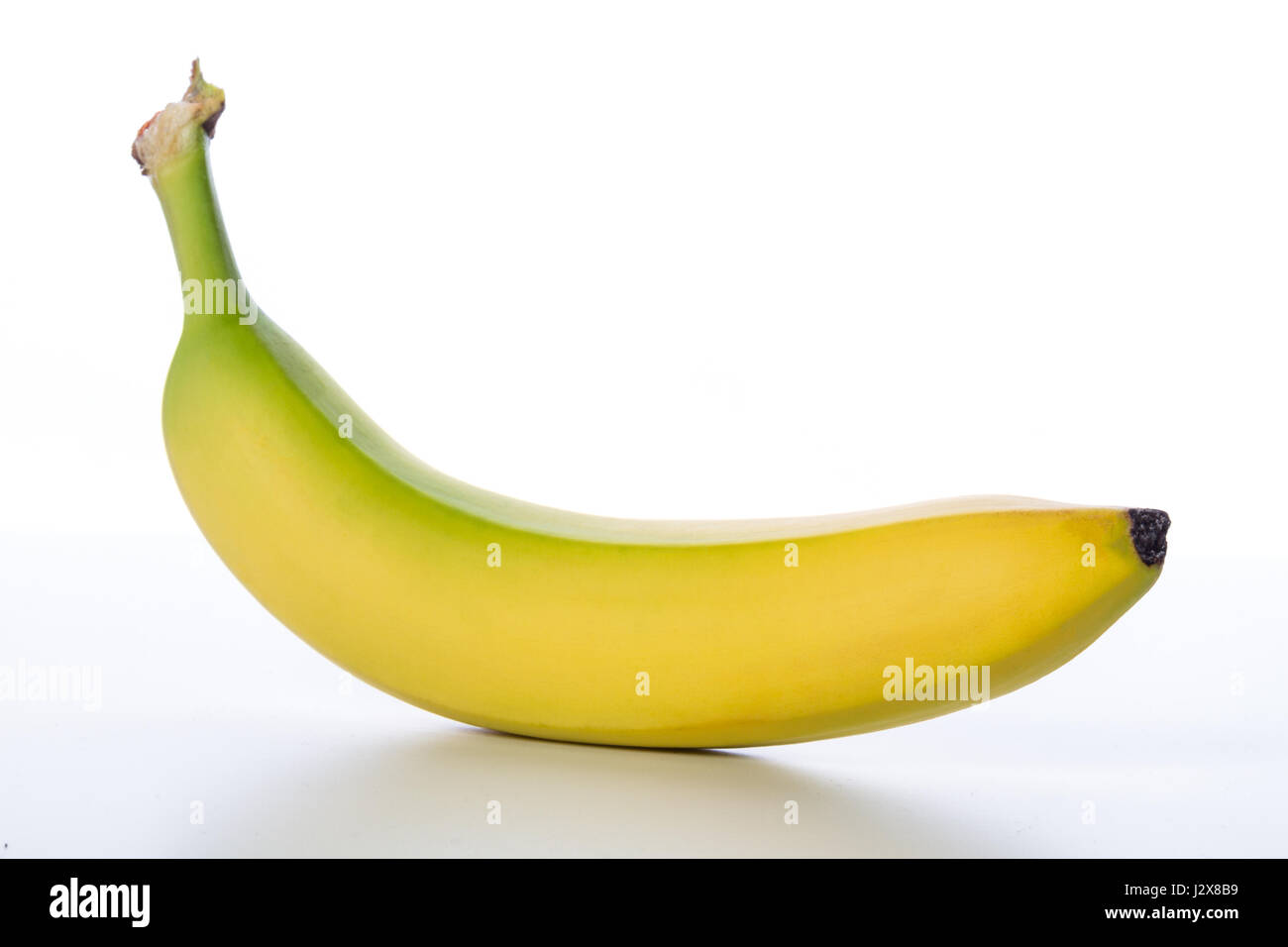 Plátano fresco y amarillo sobre fondo blanco. Foto de stock