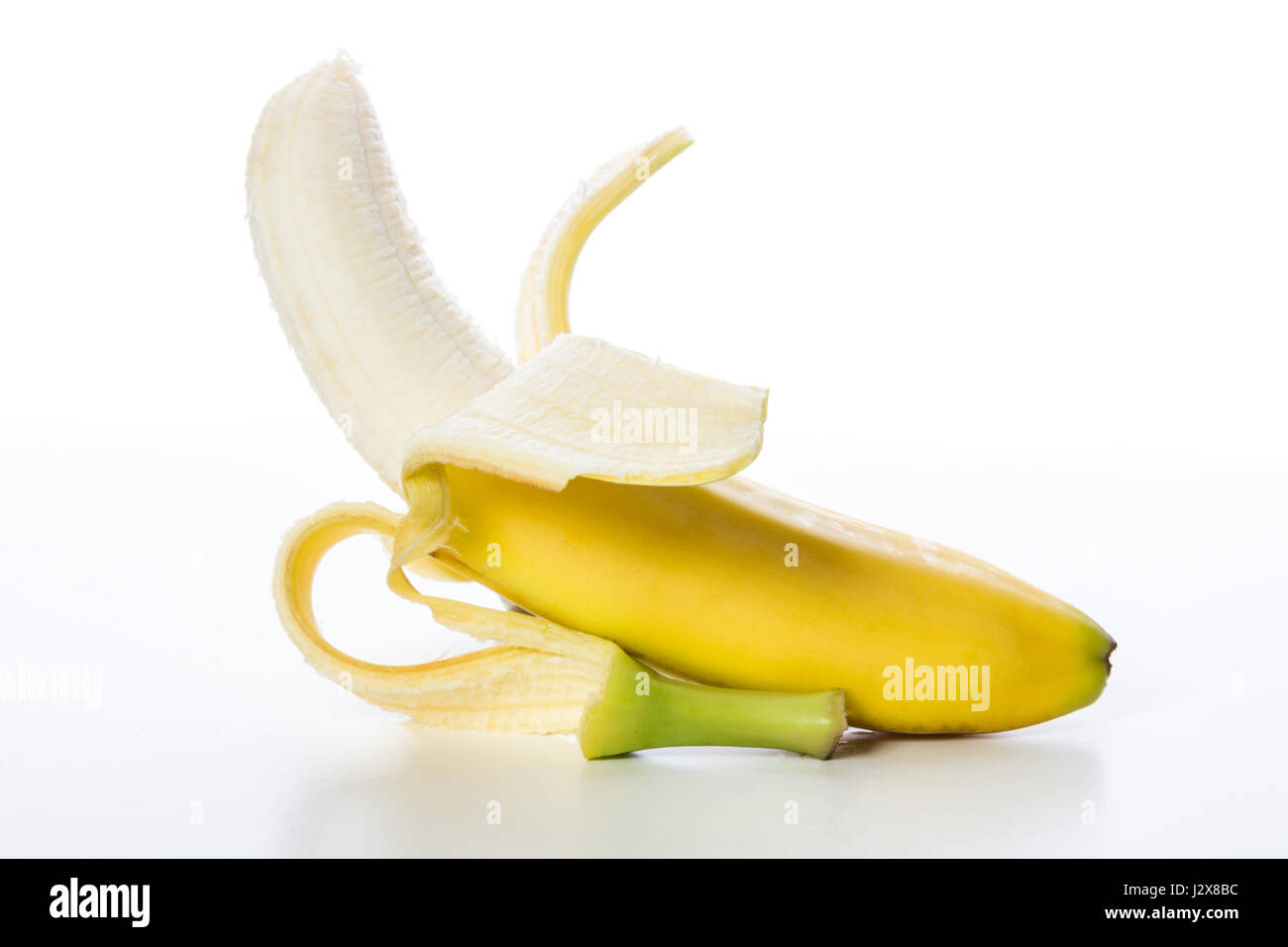 Plátano fresco y amarillo sobre fondo blanco. Foto de stock