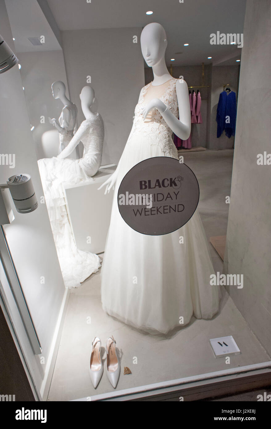 Elegante blanco vestidos de noche en el escaparate de una boutique de moda  con signo publicidad "Viernes Negro" de fin de semana en Sevilla, España  Fotografía de stock - Alamy