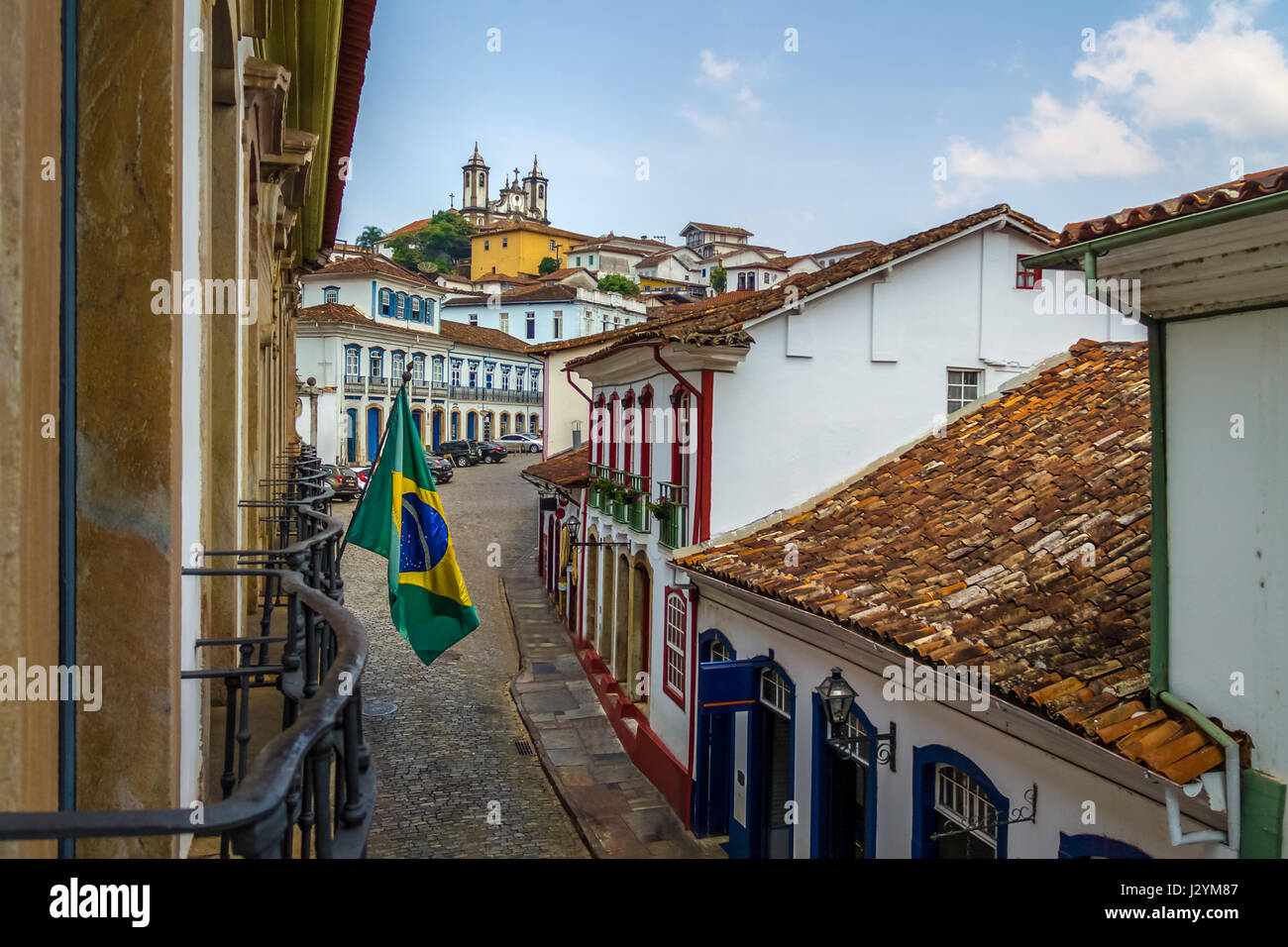 Calle en la ciudad de Ouro Preto con bandera brasileña - Ouro Preto, Minas Gerais, Brasil Foto de stock