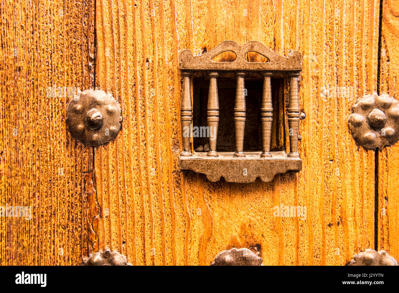 Día Astrolabio toda la vida Puerta de madera de una casa en el centro histórico de Toledo Fotografía de  stock - Alamy
