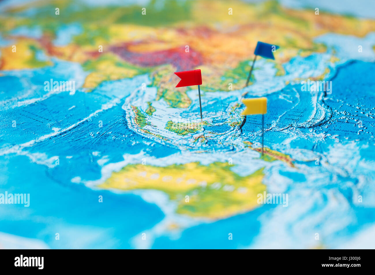 Chinchetas de colores en el mapa del mundo - concepto de viaje Fotografía  de stock - Alamy