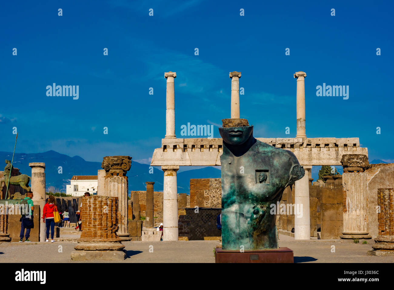 Mitoraj en Pompeya. Extraordinaria pantalla de bronce permanecer hasta 1° de mayo en la zona de las ruinas de la antigua ciudad romana. Foto de stock