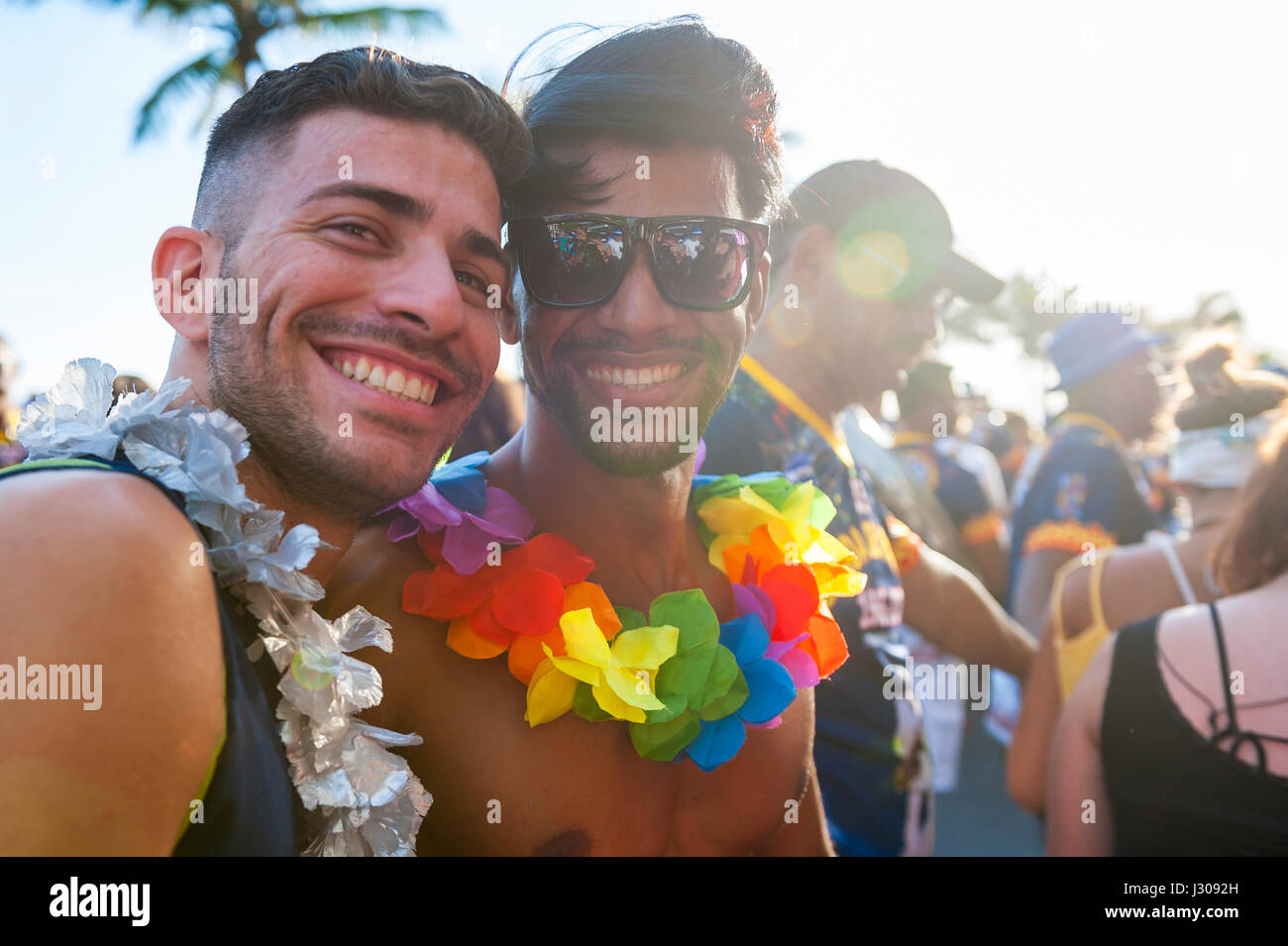 RIO DE JANEIRO - Febrero 11, 2017: Jóvenes amigos brasileños celebran el Carnaval en una fiesta en la calle en Ipanema. Foto de stock
