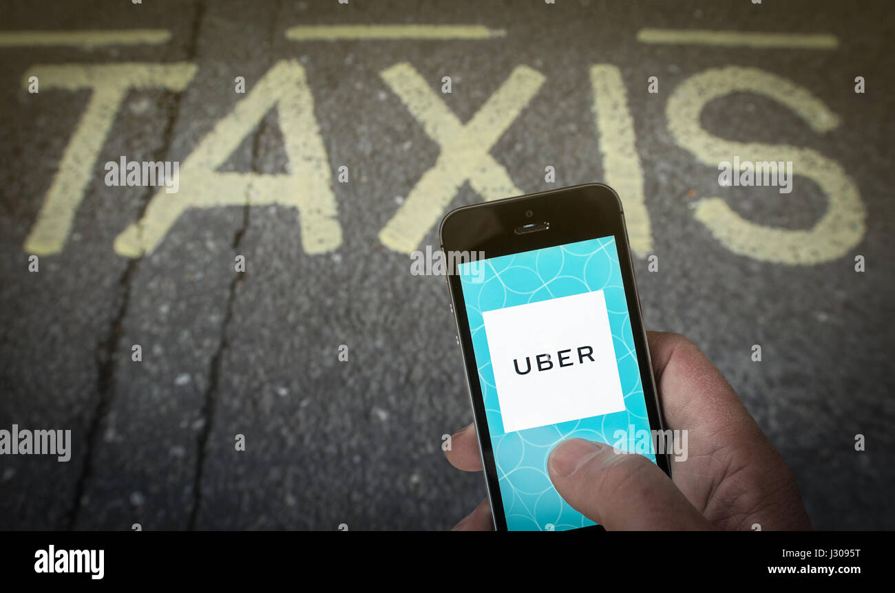 Un hombre en un taxi con el Uber App en su teléfono en el REINO UNIDO Foto de stock