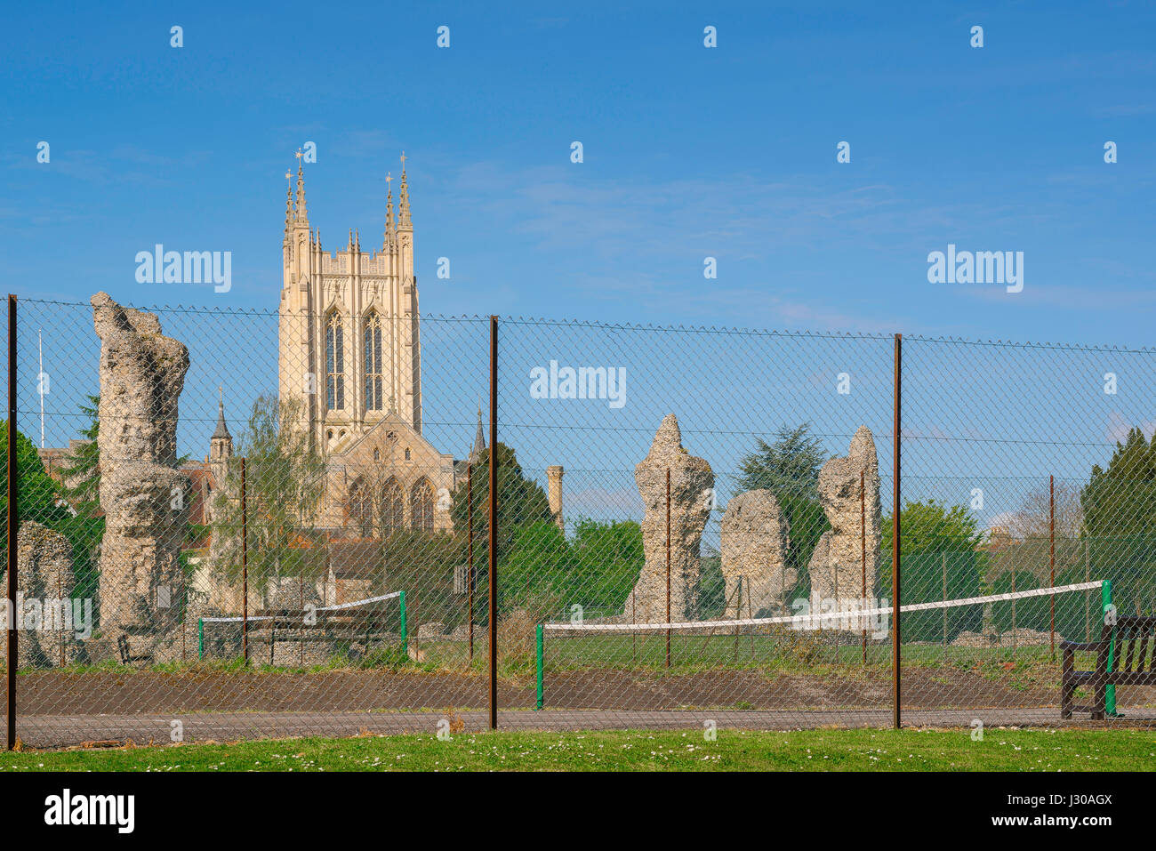 Cancha de tenis de Bury St Edmunds, vista de la Catedral de St Edmundsbury, las ruinas de la abadía y los jardines de la Abadía de canchas de tenis en Bury St Edmunds, Suffolk, UK Foto de stock