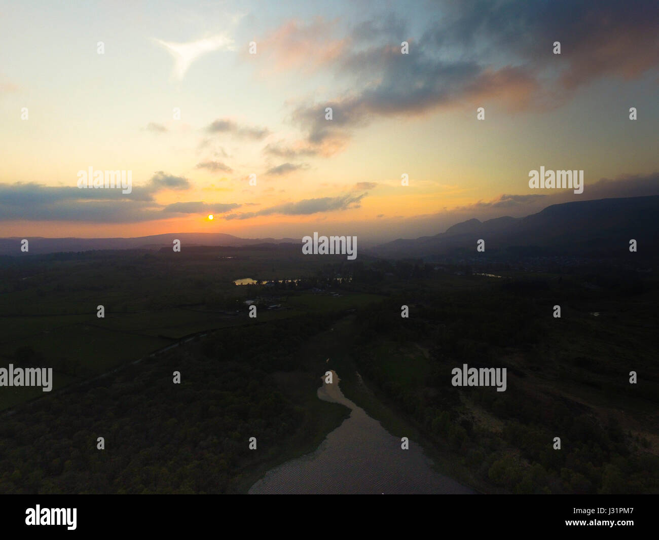 Stirlingshire, Reino Unido. El 1 de mayo de 2017. Puesta de sol sobre el valle de Blane después de un soleado día festivo el lunes. Crédito: Alan OLIVER/Alamy Live News Foto de stock