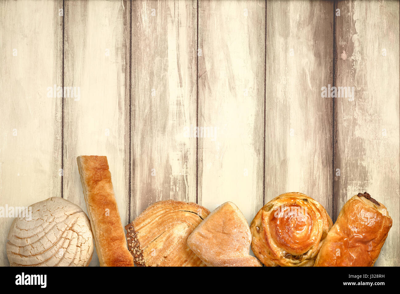 Pan dulce tradicional variada panadería mexicana sobre fondo de madera