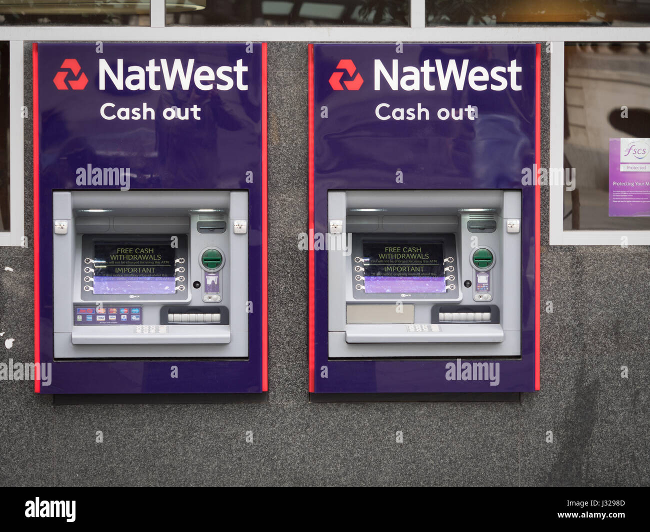 Natwest Bank Cajeros Automáticos en el centro de Londres, Reino Unido Foto de stock