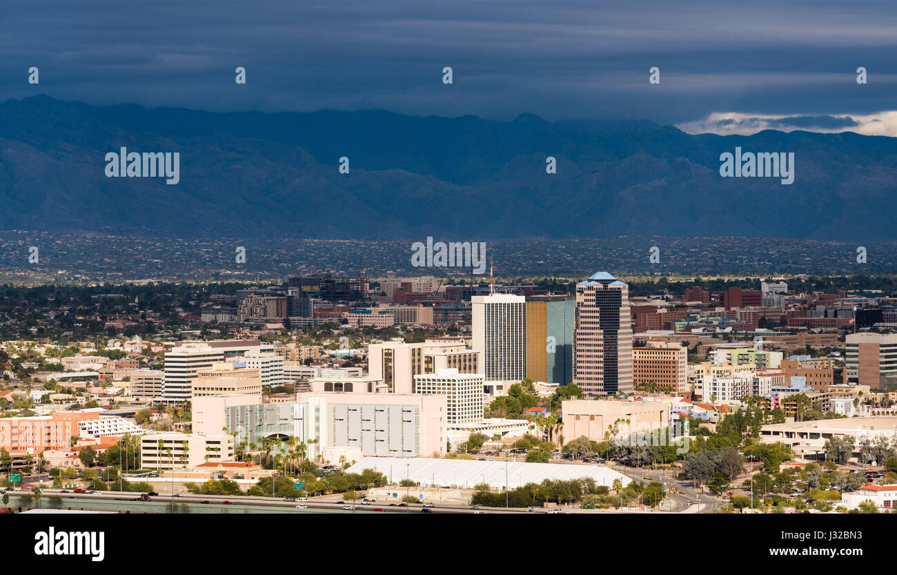 Tucson, Arizona - El centro de edificios con una tormenta se aproxima Foto de stock