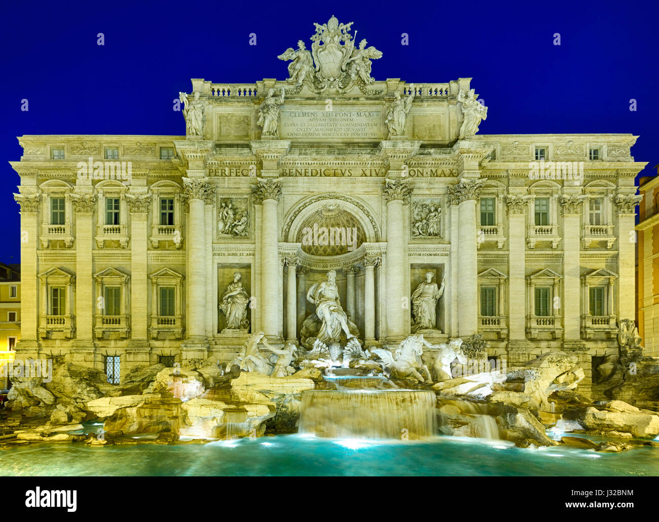 Fuente de Trevi en Roma, Italia, iluminada por la noche Foto de stock