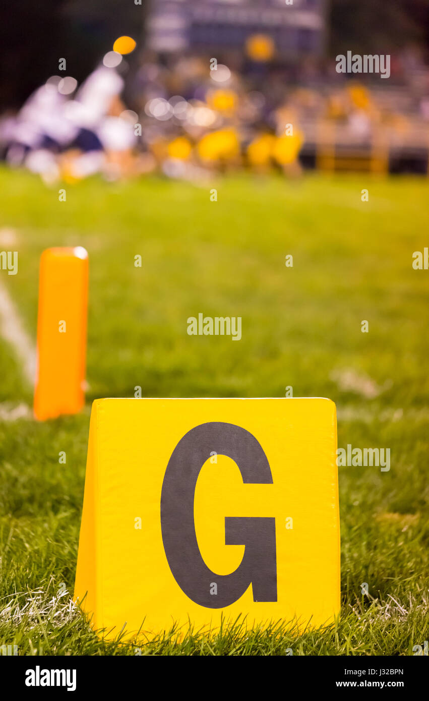 Marcador de línea de gol de fútbol americano en la escuela campo universitario Foto de stock