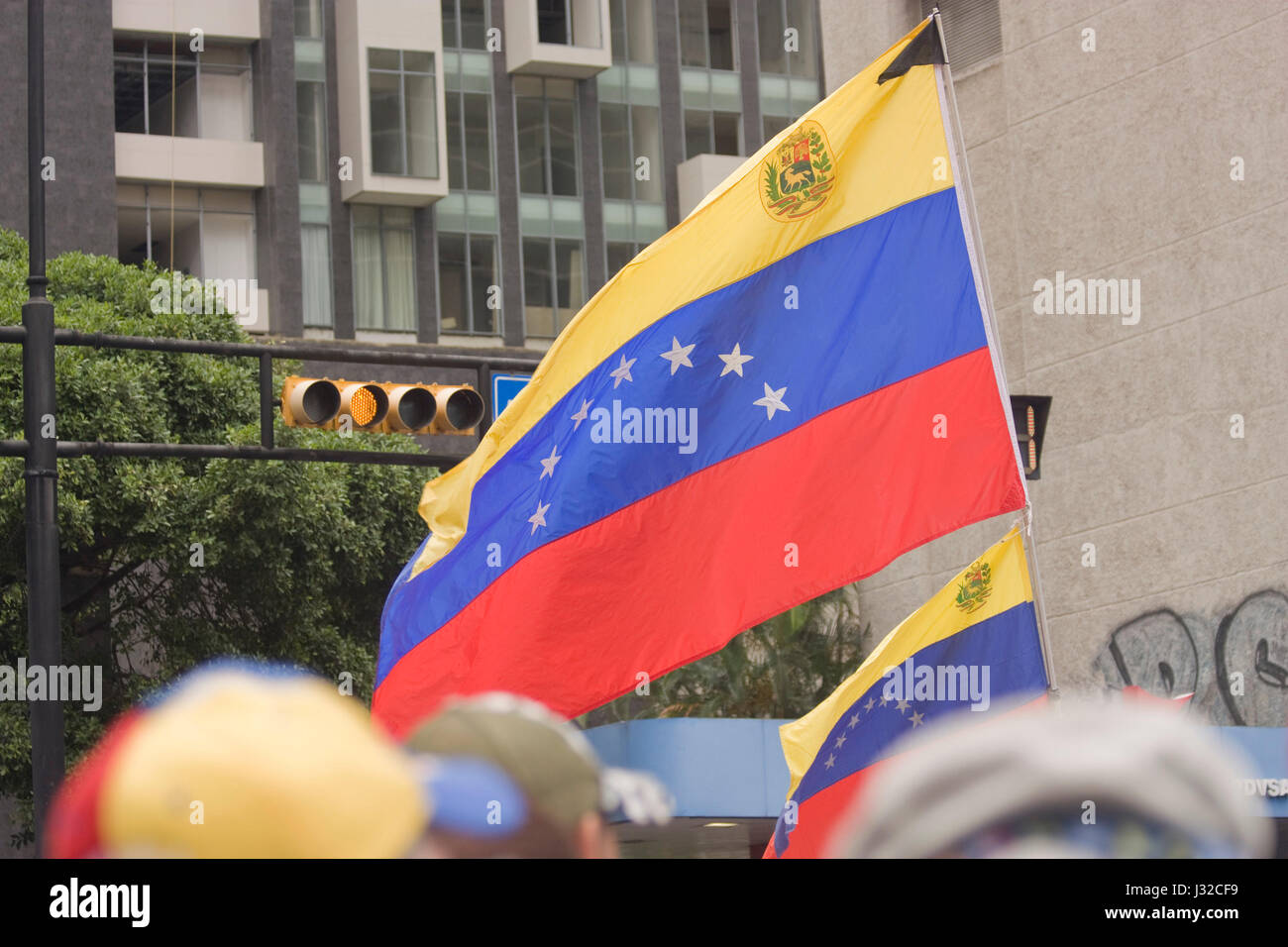 La bandera de Venezuela, sosténgalo por un manifestante. Foto de stock