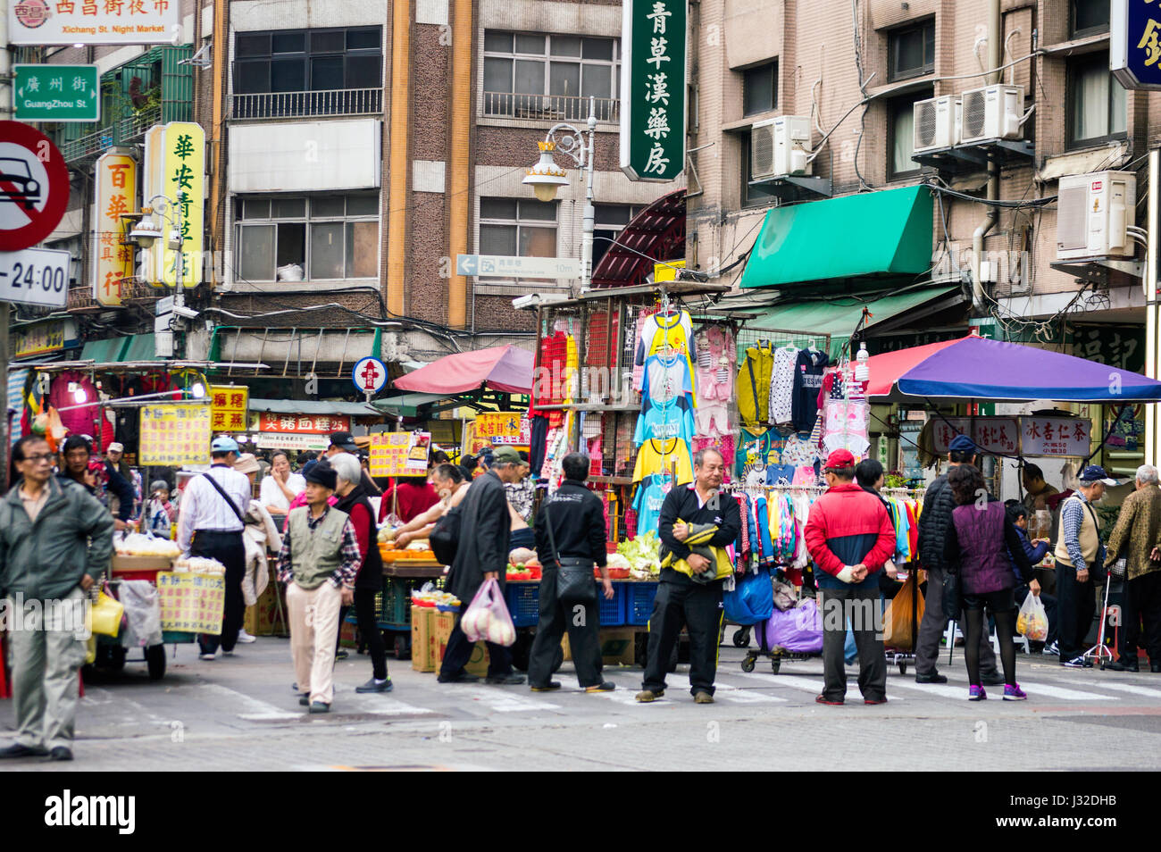 Mercadillo de segunda mano, Xichang Road, Wanhua, Taipei, Taiwán. Foto de stock