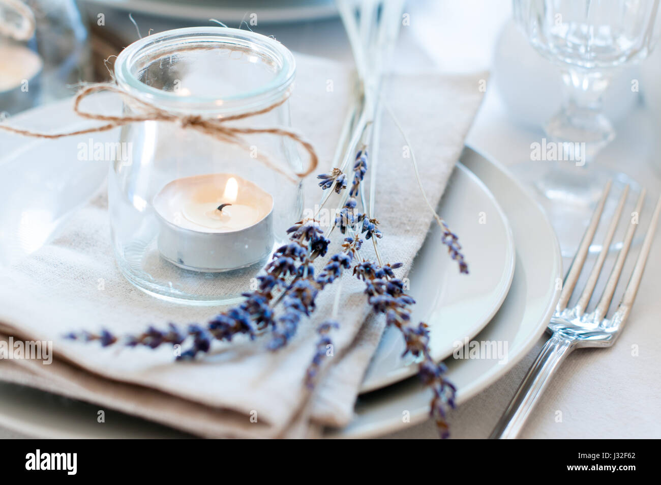 Mesa de comedor en estilo provenzal, con velas, lavanda, vajilla y  cubertería, vintage closeup Fotografía de stock - Alamy