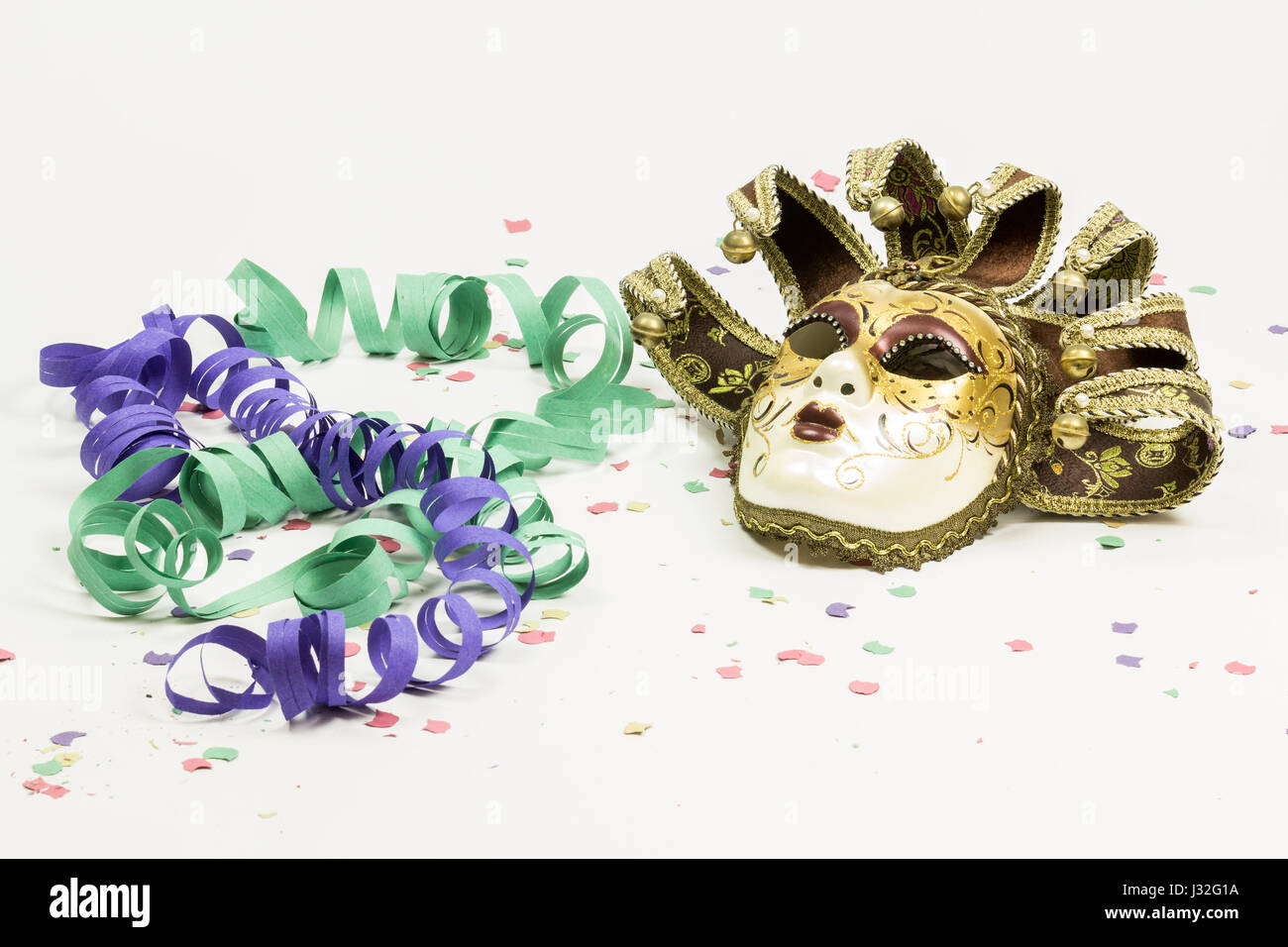 Feliz año nuevo a fondo con la máscara de carnaval serpentinas confetti y  globos parte Fotografía de stock - Alamy