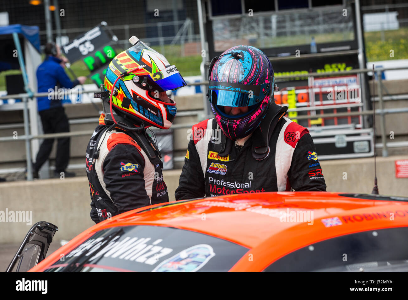 Graham Johnson hablando con su compañero de equipo, Mike Robinson en el