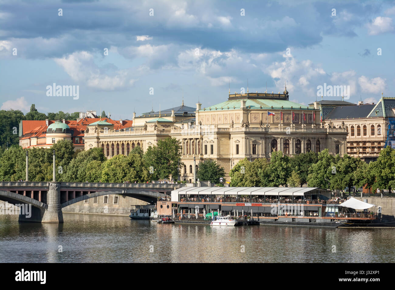 Praga, República Checa, 5 de julio de 2016: Vista del río Vltava y Galerie Rudolfinum, un famoso edificio en Praga alojamiento la Orquesta Filarmónica Checa Foto de stock