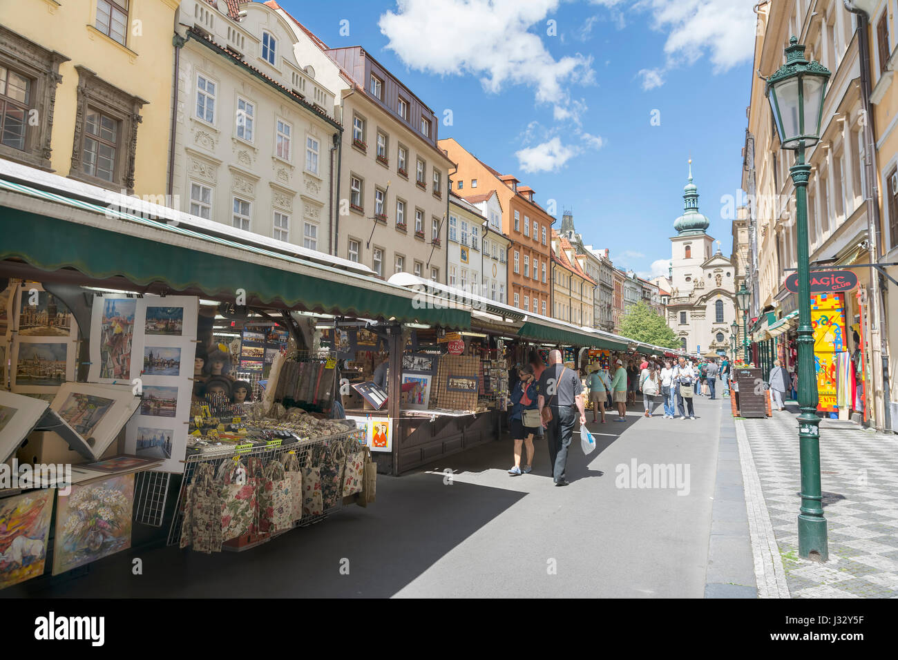 Praga, República Checa, 6 de julio de 2016: la gente de compras en Havelske Trziste (mercado) de Havel, mercado permanente en el centro de la ciudad Foto de stock
