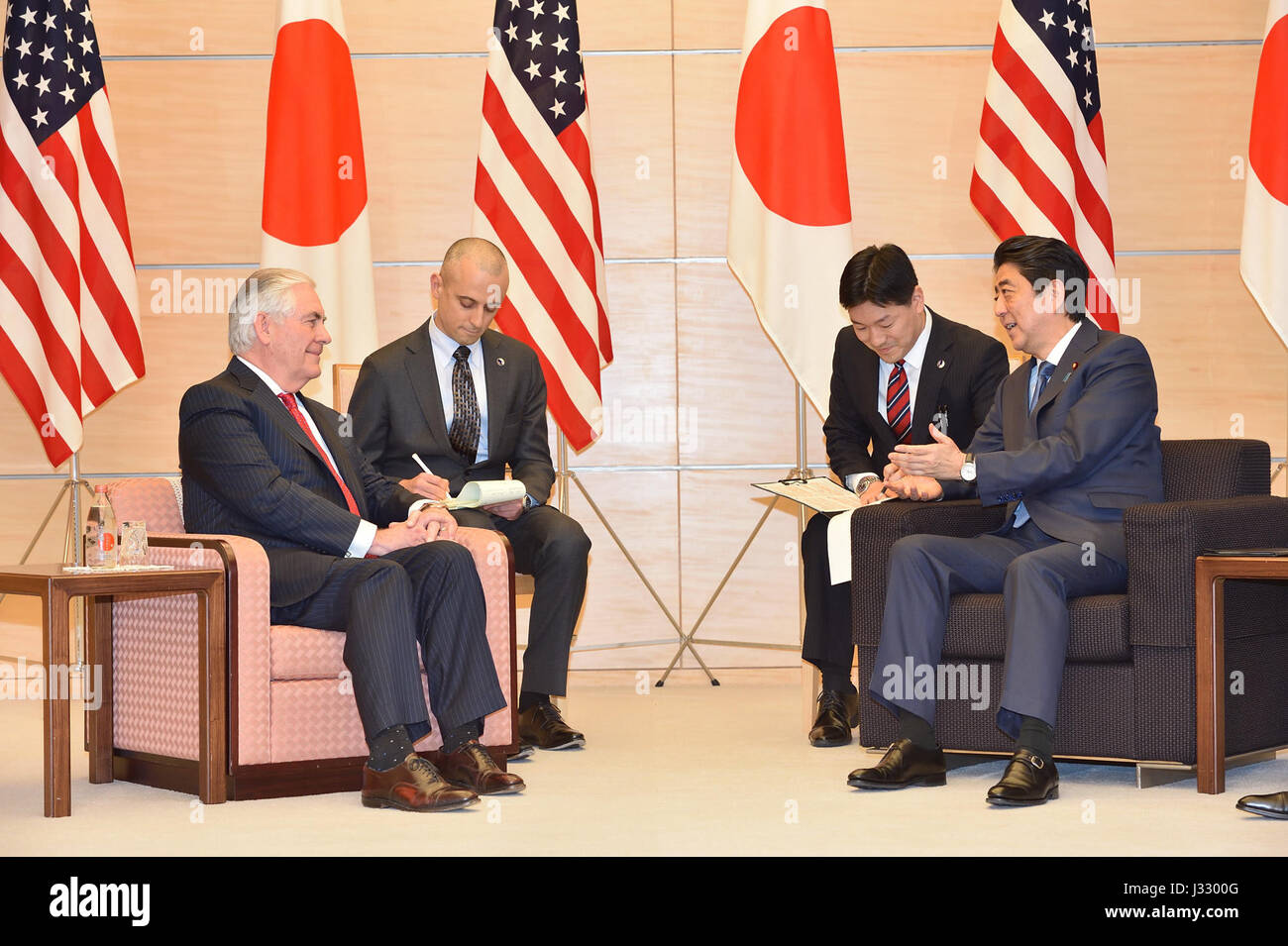 El Secretario de Estado de Estados Unidos, Rex Tillerson se reúne con el Primer Ministro japonés Shinzo Abe en Tokio, Japón, el 16 de marzo de 2017.] Foto de stock