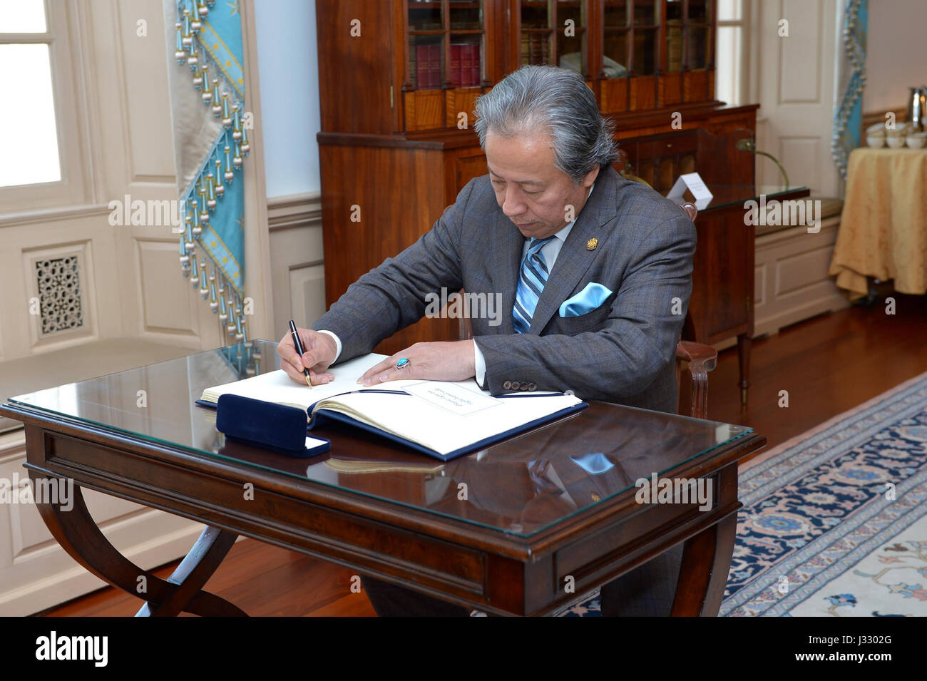 El Ministro de Relaciones Exteriores de Malasia Dato' Sri Anifah Aman firma el libro de visitas durante su visita al Departamento de Estado, 21 de marzo de 2017. Foto de stock