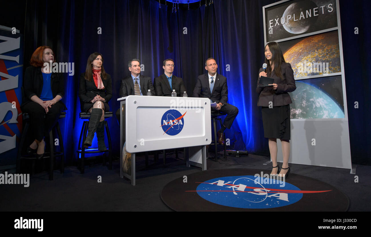 Oficial de Asuntos Públicos de la NASA Felicia Chou, derecha, modera un trapense-1 planetas briefing con los presentadores, desde la izquierda, astrónomo en el Instituto de Ciencias del Telescopio Espacial en Baltimore Nikole Lewis, profesor de ciencias planetarias y física en el Instituto de Tecnología de Massachusetts, Cambridge, Sara Seager, Gerente del Centro de Ciencia Spitzer de la NASA en Caltech/IPAC, Pasadena, California sean Carey, de la Universidad de Lieja en Bélgica el astrónomo Michael Gillon, Administrador Asociado de la NASA y de la Science Mission Directorate Thomas Zurbuchen, Miércoles, 22 de febrero de 2017 en la Sede de la NASA en Washington. Foto de stock
