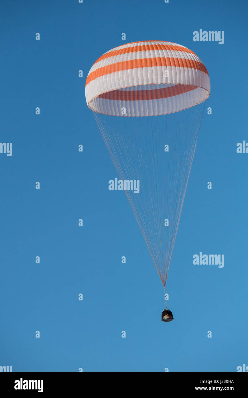 La nave espacial Soyuz MS-02 es visto como tierras con la expedición 50 Comandante Shane Kimbrough de ingenieros de vuelo de la NASA y Sergey Ryzhikov y Andrey Borisenko de Roscosmos, cerca del pueblo de Zhezkazgan, Kazajstán, el lunes, 10 de abril de 2017 (Kazajo tiempo). Kimbrough, Ryzhikov y Borisenko regresan después de 173 días en el espacio donde servían como miembros de la expedición 49 y 50 tripulantes a bordo de la Estación Espacial Internacional. Crédito de la foto: (NASA/Bill Ingalls) Foto de stock