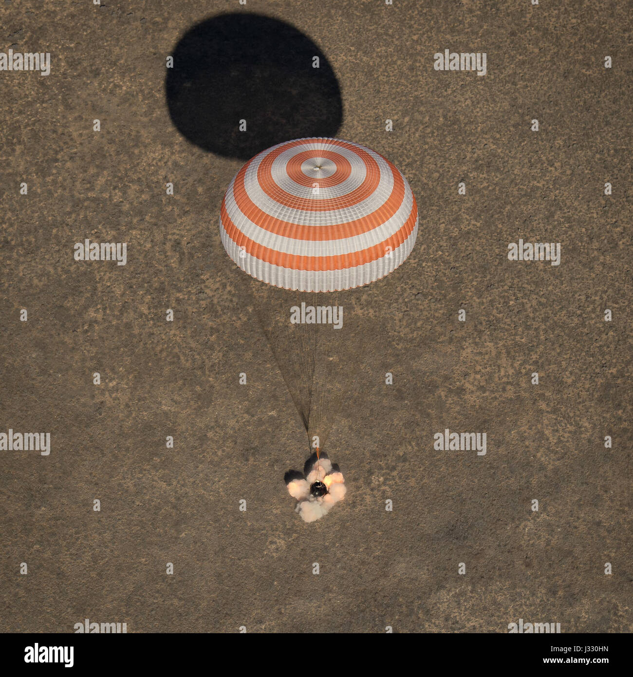 La nave espacial Soyuz MS-02 es visto como tierras con la expedición 50 Comandante Shane Kimbrough de ingenieros de vuelo de la NASA y Sergey Ryzhikov y Andrey Borisenko de Roscosmos, cerca del pueblo de Zhezkazgan, Kazajstán, el lunes, 10 de abril de 2017 (Kazajo tiempo). Kimbrough, Ryzhikov y Borisenko regresan después de 173 días en el espacio donde servían como miembros de la expedición 49 y 50 tripulantes a bordo de la Estación Espacial Internacional. Crédito de la foto: (NASA/Bill Ingalls) Foto de stock