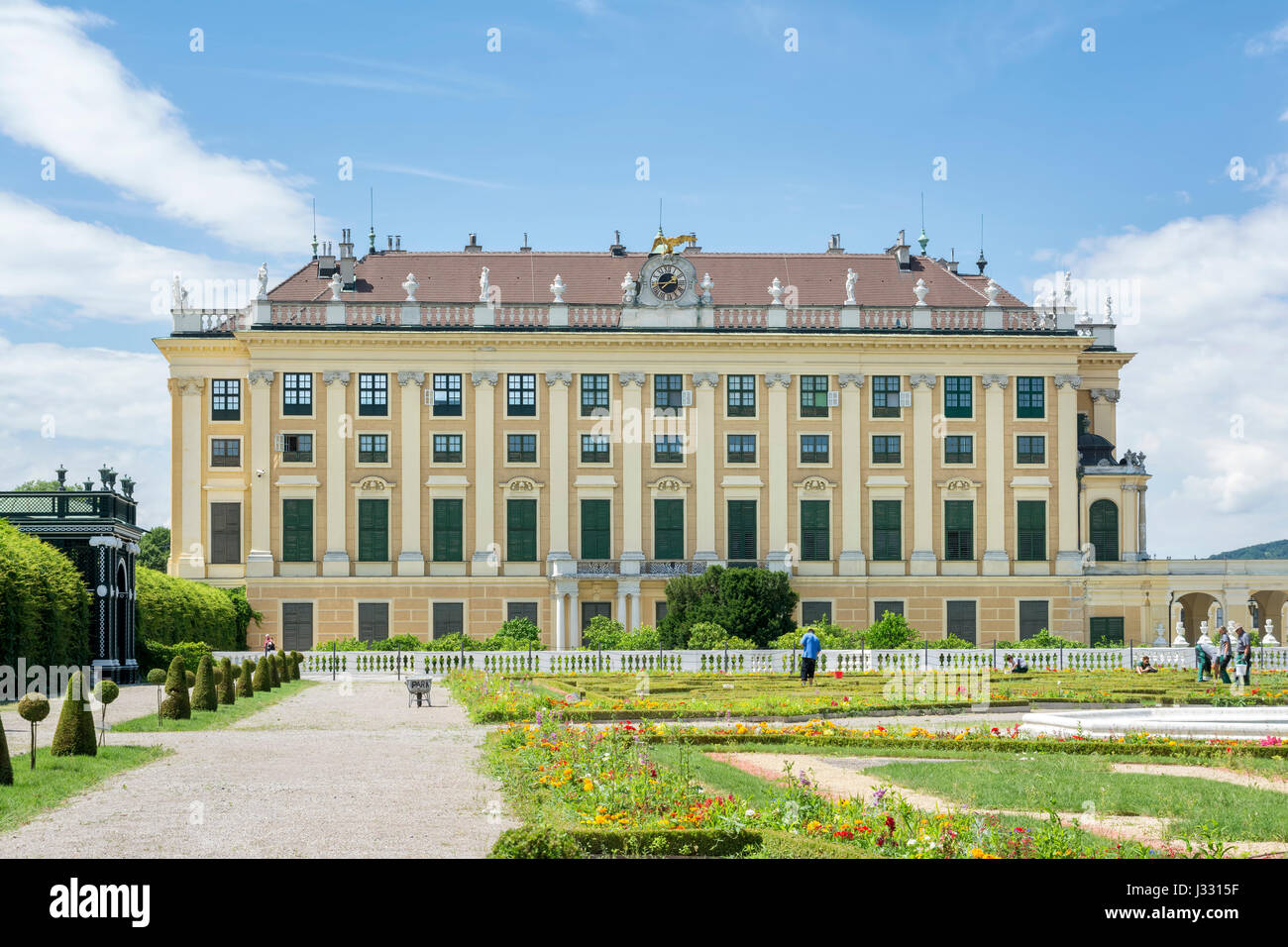 Viena, Austria, en Julio 4,2016: Jardines del Palacio de Schonbrunn, antigua residencia de verano imperial de los monarcas Habsburgo situado en Viena, Austria. Foto de stock