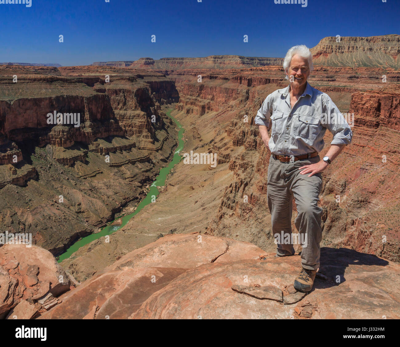 Autorretrato de John lambing encima del fishtail área de los rápidos del río Colorado en el parque nacional del Gran Cañón, Arizona Foto de stock
