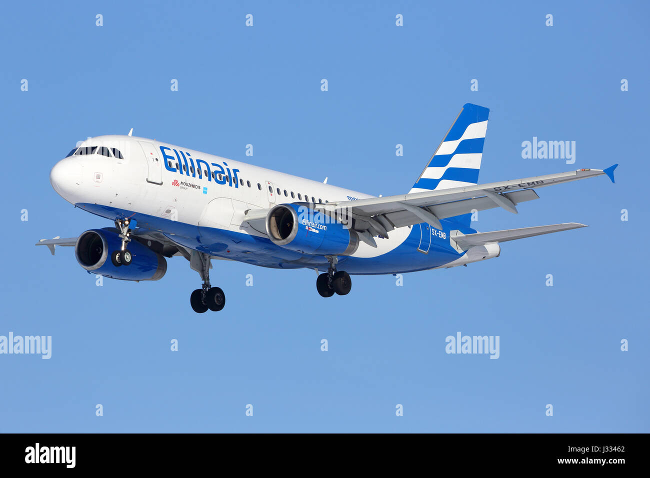 SHEREMETYEVO, región de Moscú, Rusia - 28 de febrero de 2016: Airbus A319-133 SX-EMB de Ellinair Airlines aterrizando en el aeropuerto internacional Sheremetyevo. Foto de stock