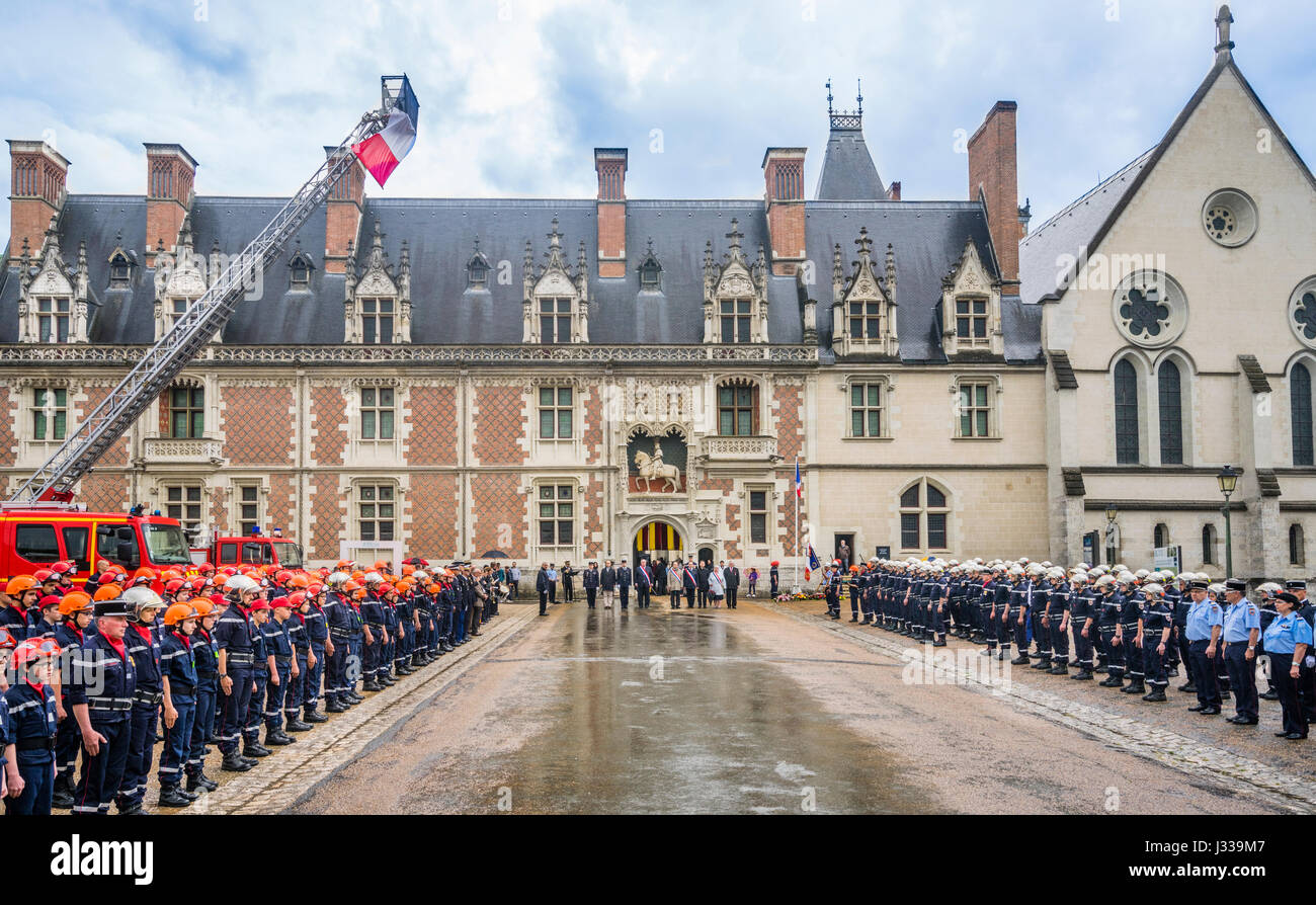 Francia, Center-Val de Loire, Blois, Blois el desfile de los bomberos en el Château de Blois Foto de stock