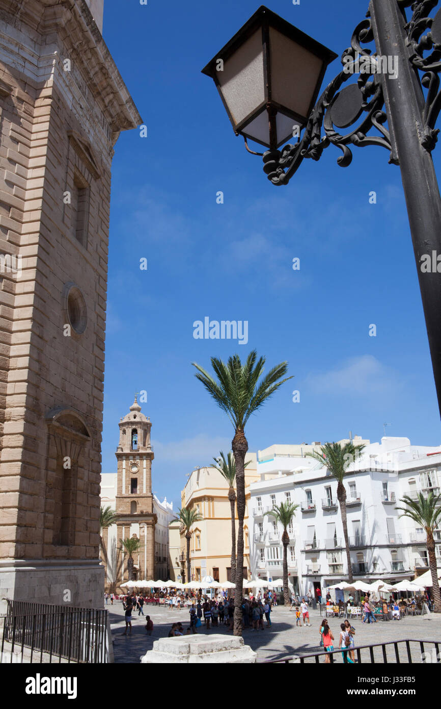 La Plaza de la Catedral, la plaza de la catedral con la catedral en el casco histórico de la ciudad de Cádiz, Cádiz, Andalucía, España, Europa Foto de stock