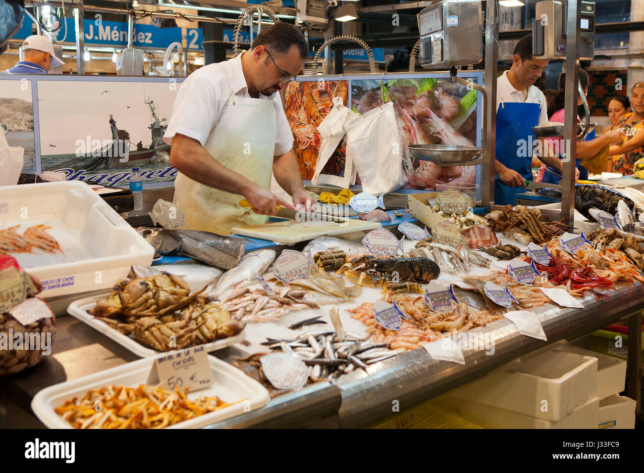 Sala de mercado de venta de pescado y mariscos en Jerez de la Frontera, Cádiz, Costa de la Luz, Andalucía, España, Europa Foto de stock