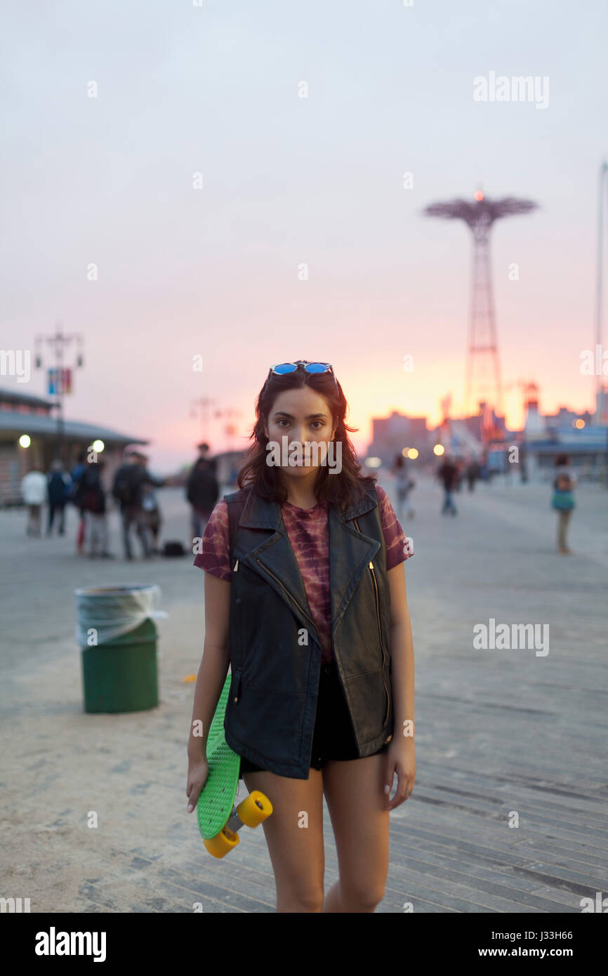 Retrato de una joven mujer en el Boardwalk Foto de stock