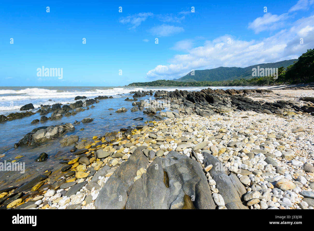 Pintoresca costa rocosa entre Cairns y Port Douglas, Far North Queensland, FNQ, Queensland, Australia Foto de stock