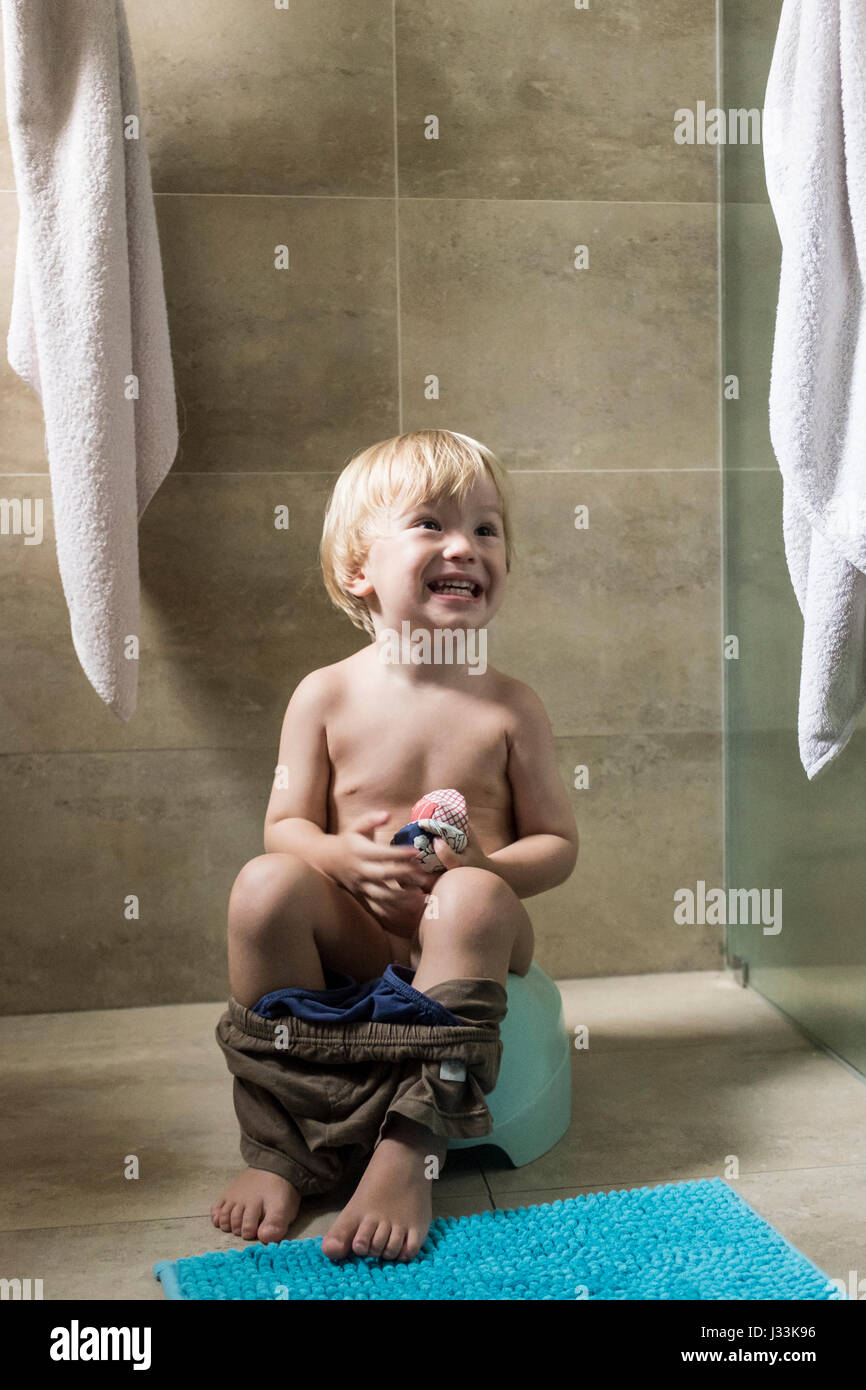 Un niño de 2 años, se sienta en el orinal Fotografía de stock - Alamy