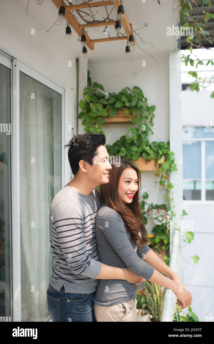 Pareja en el amor y la felicidad genuina emociones compartir, abrazarse en el balcón Foto de stock