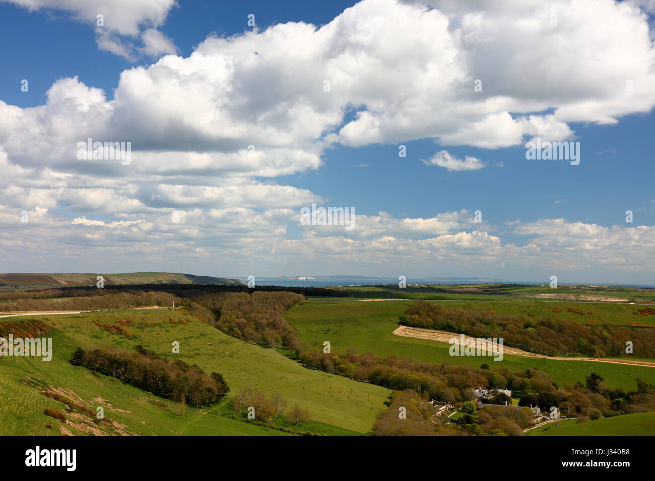 Amplio paisaje verde fresco con cielo easterly Swyre atractivo desde la cabeza hacia la Isla de Wight, lejano Dorset UK Foto de stock