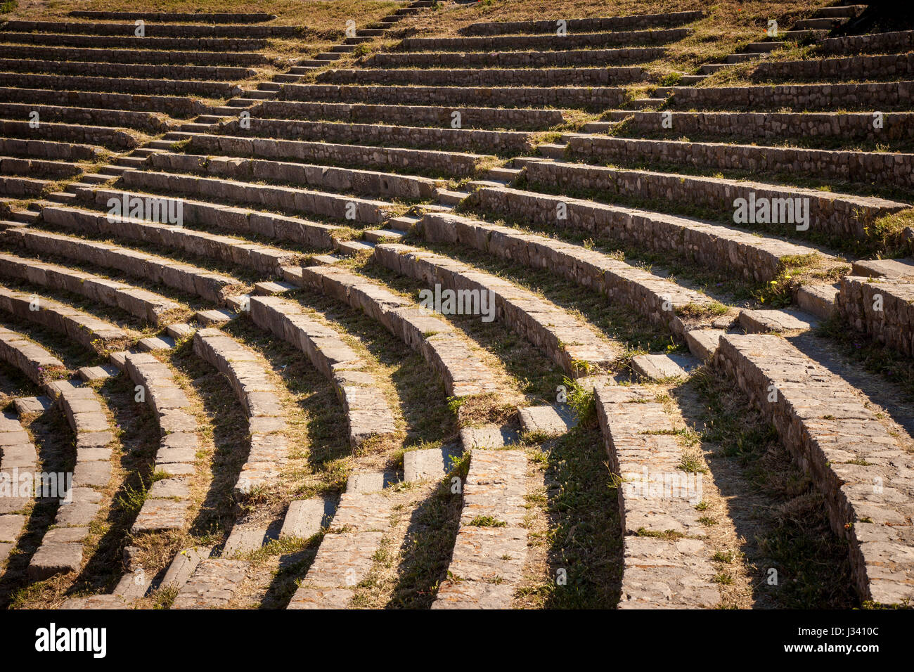 Filas de asientos en el Teatro Greco (teatro griego - 3c. BC), Taormina, Sicilia, Italia Foto de stock