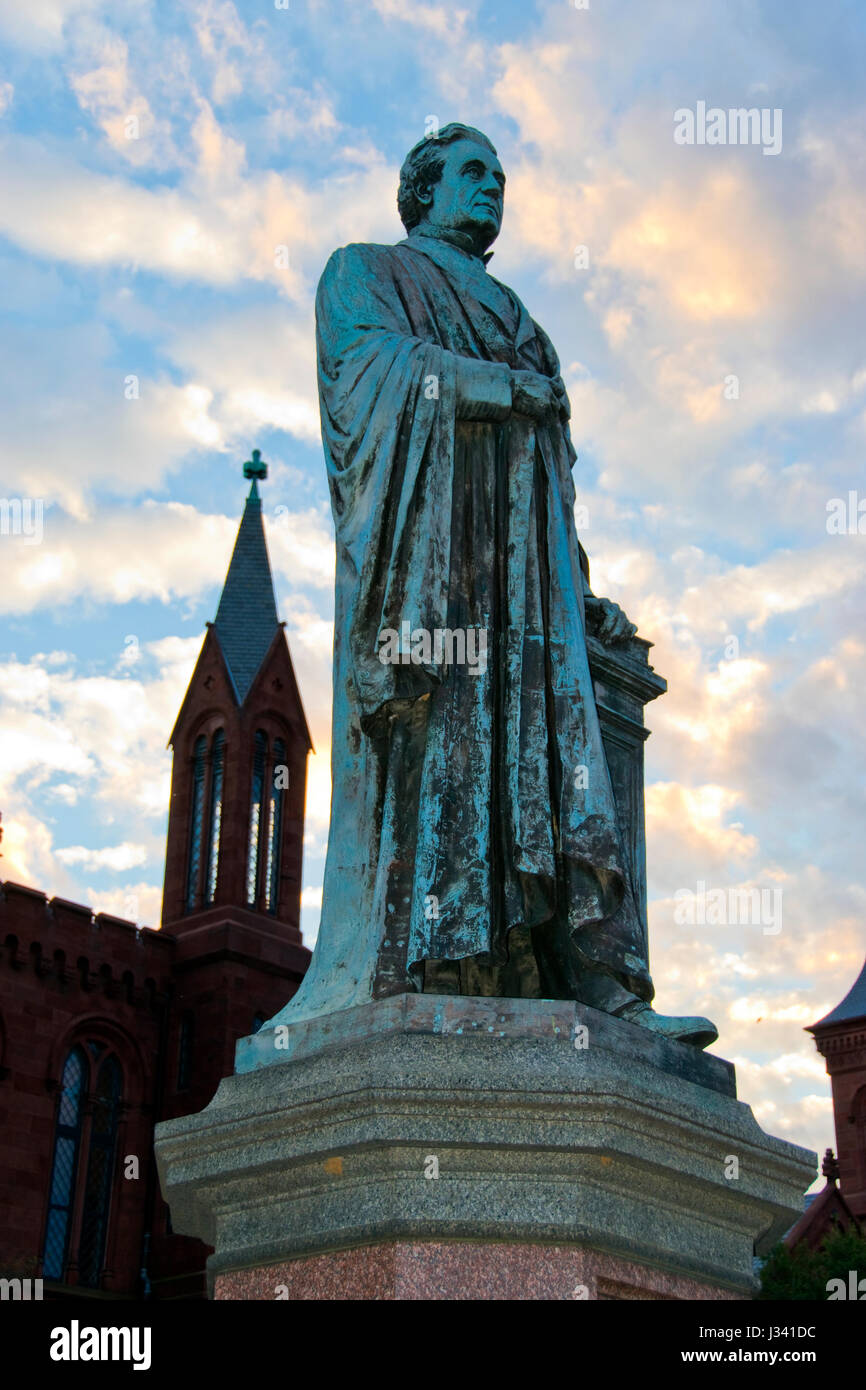 Una estatua del científico Joseph Henry, Primer Secretario de la Institución Smithsonian, está fuera del "castillo" del Smithsonian en Washington DC. Foto de stock