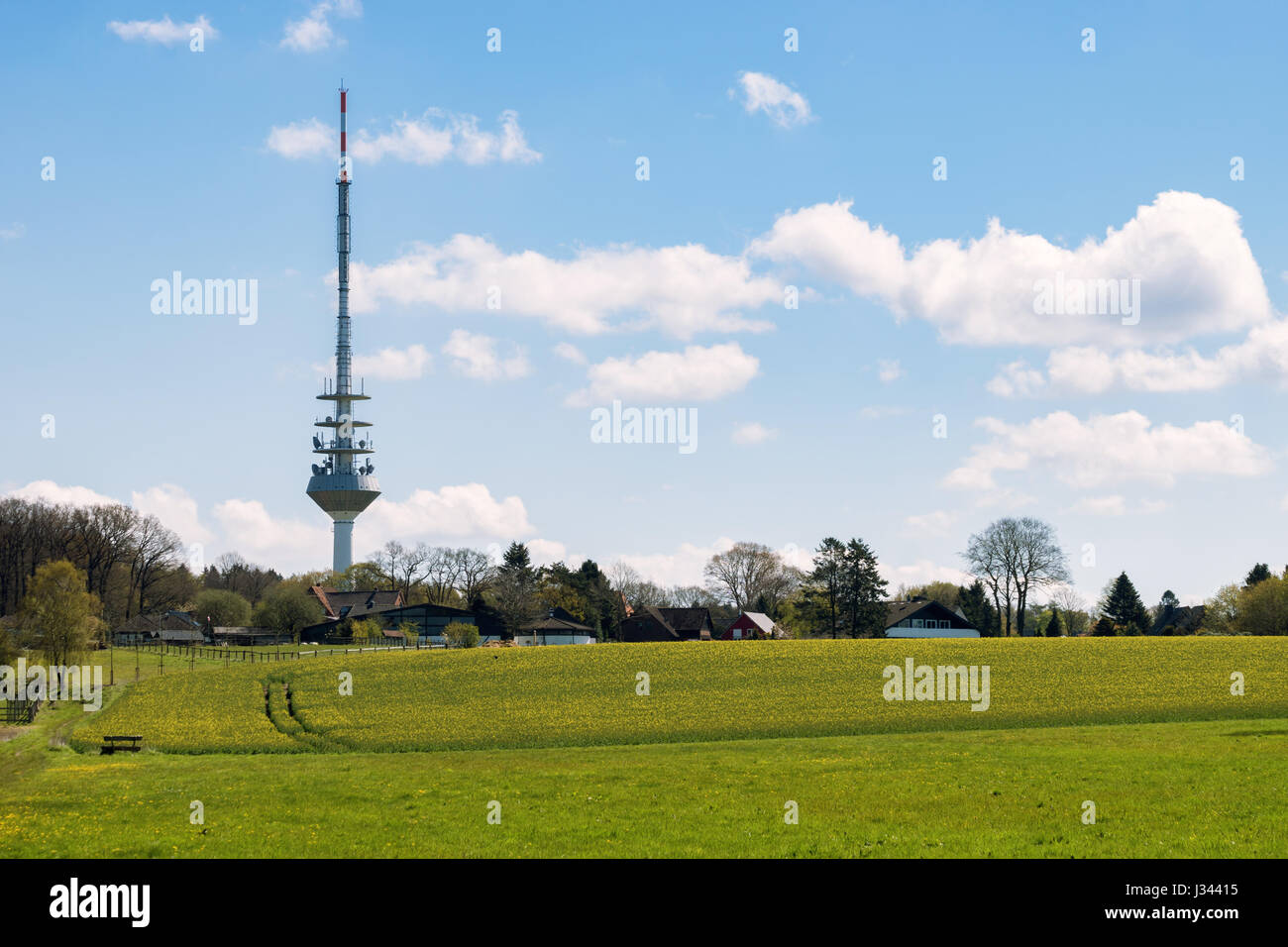 Torre de Telecomunicaciones cerca de una aldea en Alemania, Baja Sajonia Foto de stock